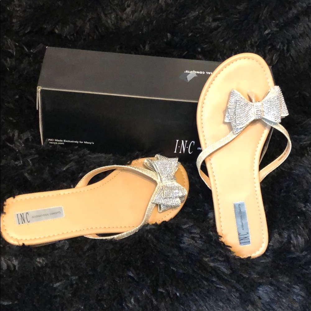 Brand new BOW flip FLops from INC.